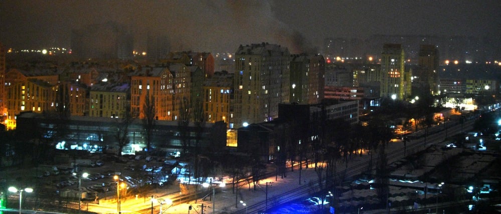 Rauch steigt aus einem Gebäude auf, nachdem Russland am 9. Januar 2026 im Zuge der russischen Invasion in der Ukraine einen Angriff mit Drohnen und Raketen auf Kiew gestartet hat.