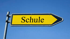 Ein Wegweiser zur Schule (Symbolbild).