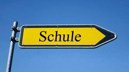 Ein Wegweiser zur Schule (Symbolbild).