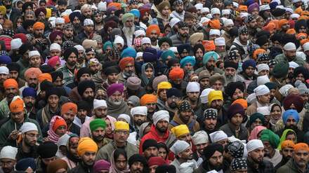 Gläubige Sikh versammeln sich am Neujahrstag zum Gebet. 