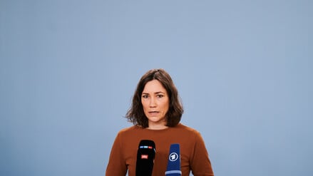 Anne Spiegel ( Bündnis 90/die Grünen) hat bei einem kurzfristig einberufenen Statement ihren vierwöchigen Familienurlaub nach der Flutkatastrophe als Fehler bezeichnet und sich dafür entschuldigt. 