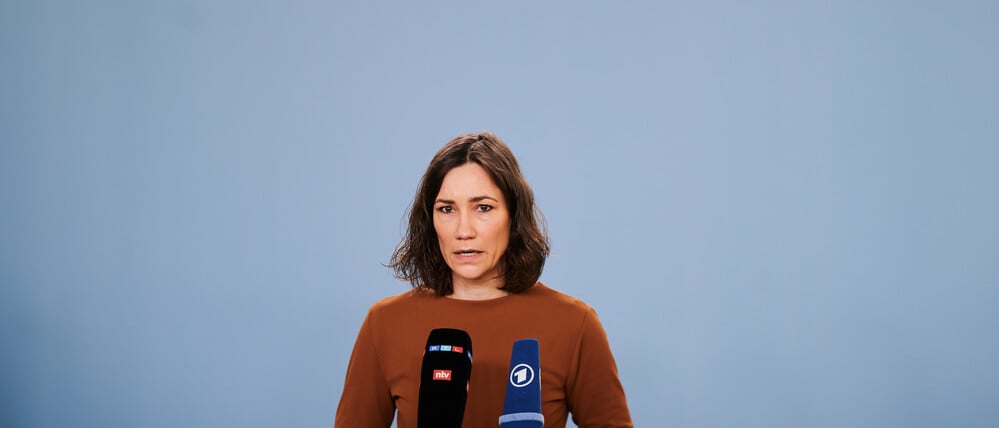 Anne Spiegel ( Bündnis 90/die Grünen) hat bei einem kurzfristig einberufenen Statement ihren vierwöchigen Familienurlaub nach der Flutkatastrophe als Fehler bezeichnet und sich dafür entschuldigt. 