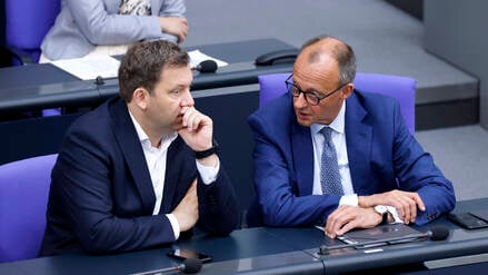 Bundesfinanzminister Lars Klingbeil (SPD) und Bundeskanzler Friedrich Merz (CDU) in der 19. Sitzung des 21. Deutschen Bundestages im Reichstagsgebäude (Symbolbild)