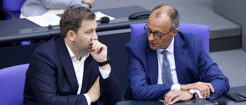 Bundesfinanzminister Lars Klingbeil (SPD) und Bundeskanzler Friedrich Merz (CDU) in der 19. Sitzung des 21. Deutschen Bundestages im Reichstagsgebäude (Symbolbild)