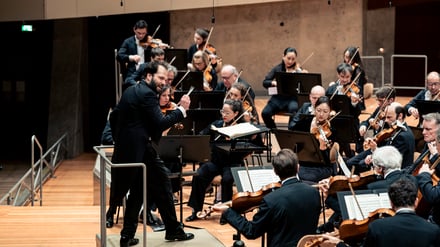Dirigent Petr Popelka hat für sein Debüt bei den Berliner Philharmonikern ein Stück aus seiner tschechischen Heimat mitgebracht.