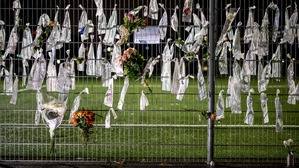 An einem Zaun im Stadion von Lutry in der Schweiz hängen Trauerbotschaften.
