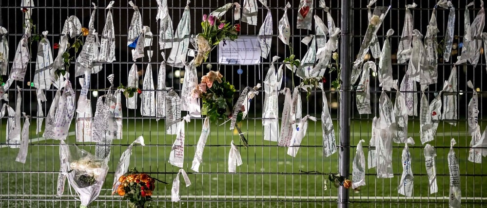 An einem Zaun im Stadion von Lutry in der Schweiz hängen Trauerbotschaften.