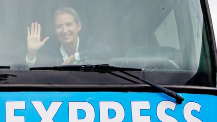 Schnell am Ziel? Alice Weidel, Fraktionsvorsitzende der AfD im Bundestag, winkt aus einem Bus der AfD Brandenburg.