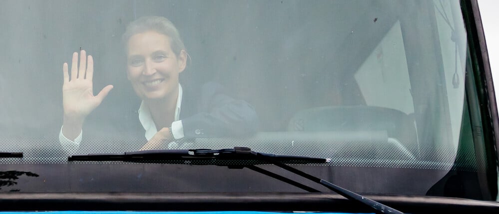 Schnell am Ziel? Alice Weidel, Fraktionsvorsitzende der AfD im Bundestag, winkt aus einem Bus der AfD Brandenburg.