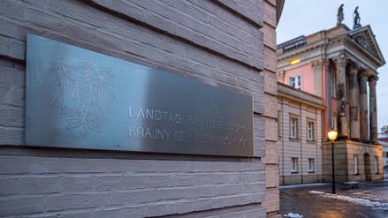 Stühlerücken im Brandenburger Landtag. Die Gruppe der fraktions- und parteilosen Abgeordneten wächst nach neuerlichen Austritten aus dem BSW.