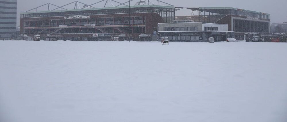 Das Millerntorstadion im Schnee - die Partie von St. Pauli gegen Leipzig kann nicht stattfinden.