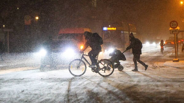 Am frühen Freitagmorgen kam der Verkehr in der Leipziger Innenstadt wegen verschneiter Straßen und Glätte teilweise zum Erliegen.