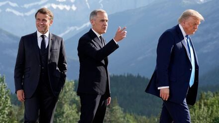 2025 war Kanadas Premierminister Mark Carney (Mitte) Gastgeber des G7-Gipfels, in diesem Jahr wird Frankreichs Präsident Emmanuel Macron (l) US-Präsident Donald Trump (r) und die anderen G7-Chefs empfangen. (Archivbild)