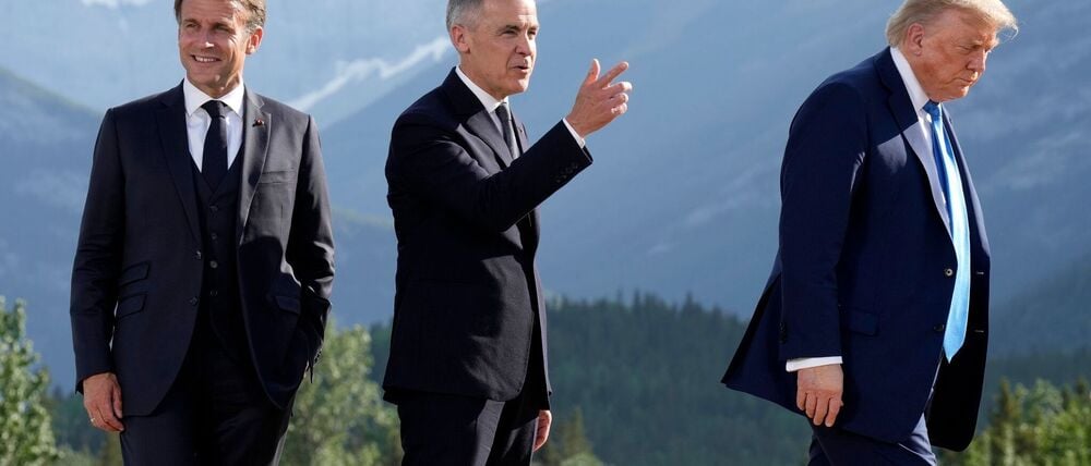 2025 war Kanadas Premierminister Mark Carney (Mitte) Gastgeber des G7-Gipfels, in diesem Jahr wird Frankreichs Präsident Emmanuel Macron (l) US-Präsident Donald Trump (r) und die anderen G7-Chefs empfangen. (Archivbild)