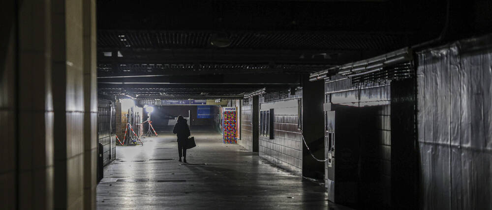 Düsteres Bild. Ein mutmaßlicher Sabotageakt einer sogenannten Vulkangruppe unterbrach im Berliner Südwesten tagelang die Stromversorgung.