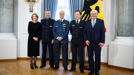 Bundespräsident Steinmeier ehrt beim Neujahrsempfang Berliner Einsatzleiter von Polizei, Feuerwehr und THW, die beim Strom-Blackout Verantwortung hatten 