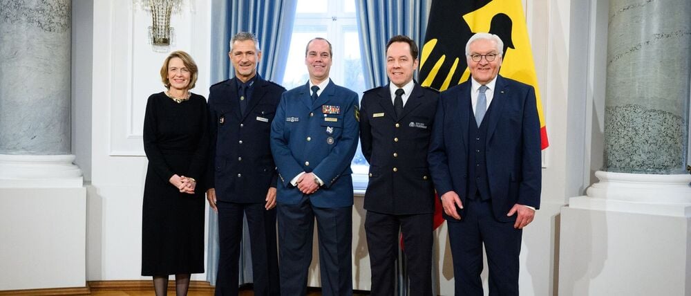 Bundespräsident Steinmeier ehrt beim Neujahrsempfang Berliner Einsatzleiter von Polizei, Feuerwehr und THW, die beim Strom-Blackout Verantwortung hatten 