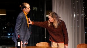 Im Glaskäfig mit Aussicht. Simone (Marie Burchard) und Erik (Stefan Stern) hatten sich ihre Ehe anders vorgestellt.