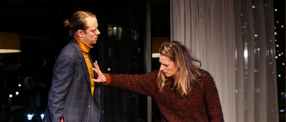 Im Glaskäfig mit Aussicht. Simone (Marie Burchard) und Erik (Stefan Stern) hatten sich ihre Ehe anders vorgestellt.