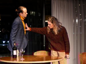 Im Glaskäfig mit Aussicht. Simone (Marie Burchard) und Erik (Stefan Stern) hatten sich ihre Ehe anders vorgestellt.