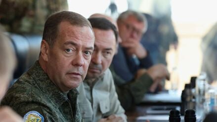 ARCHIV - 18.10.2025, Russland, Kapustin Jar: Dmitri Medwedew, stellvertretender Vorsitzender des russischen Sicherheitsrates und Vorsitzender der Partei «Einiges Russland», besucht das Testgelände Kapustin Jar in der Region Astrachan um den Teststart moderner Waffen zu beobachten. Von dort soll in der vergangenen Nacht eine Mittelstreckenrakete des Typs Oreschnik abgefeuert worden sein. (zu dpa: «Medwedew vergleicht Raketeneinsatz mit Beruhigungsspritze») Foto: Ekaterina Shtukina/Pool Sputnik via AP/dpa +++ dpa-Bildfunk +++