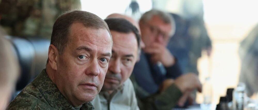 ARCHIV - 18.10.2025, Russland, Kapustin Jar: Dmitri Medwedew, stellvertretender Vorsitzender des russischen Sicherheitsrates und Vorsitzender der Partei «Einiges Russland», besucht das Testgelände Kapustin Jar in der Region Astrachan um den Teststart moderner Waffen zu beobachten. Von dort soll in der vergangenen Nacht eine Mittelstreckenrakete des Typs Oreschnik abgefeuert worden sein. (zu dpa: «Medwedew vergleicht Raketeneinsatz mit Beruhigungsspritze») Foto: Ekaterina Shtukina/Pool Sputnik via AP/dpa +++ dpa-Bildfunk +++