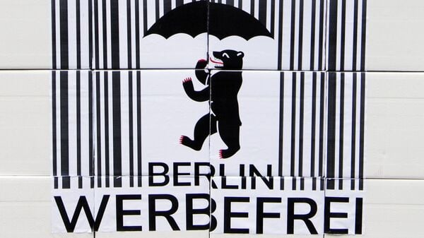 Ein Logo des Volksbegehrens „Berlin Werbefrei“ mit einem Strichcode und einem Berliner Bären mit Regenschirm.