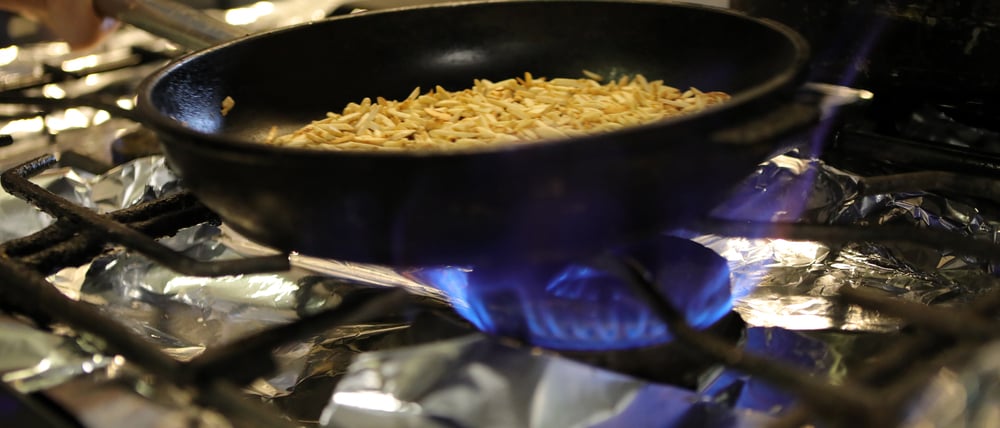 Eine Pfanne auf einem Gasherd