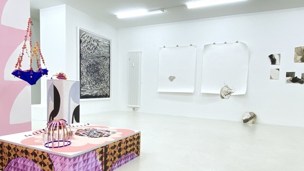 Maja Beermanns „Studie 1-10“ (l.) und Justina Monceviclutés Triptychon „This is no place you ever knew me“ im Hintergrund.