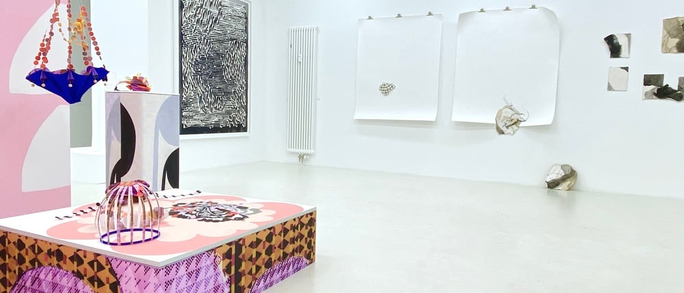 Maja Beermanns „Studie 1-10“ (l.) und Justina Monceviclutés Triptychon „This is no place you ever knew me“ im Hintergrund.