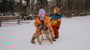 Schlittenfahren im Volkspark Hasenheide in Neukölln.