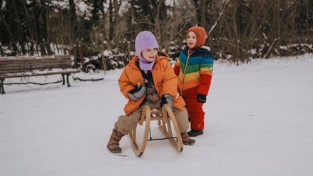 Schlittenfahren im Volkspark Hasenheide in Neukölln.