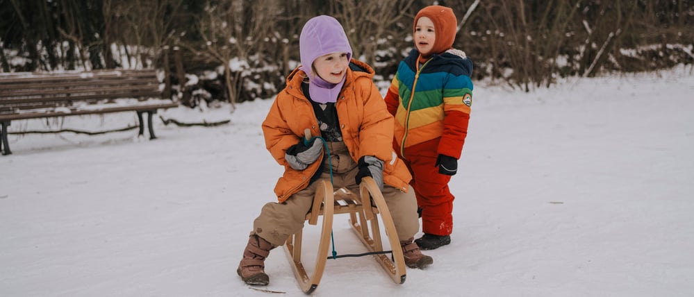 Schlittenfahren im Volkspark Hasenheide in Neukölln.
