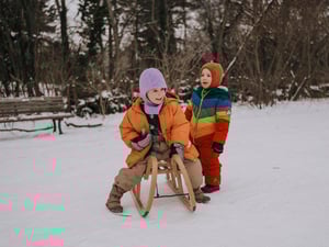 Schlittenfahren im Volkspark Hasenheide in Neukölln.