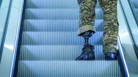 Ein ukrainischer Soldat bei einem Besuch in Berlin. Manche zahlen für die Verteidigung ihres Landes einen hohen Preis.