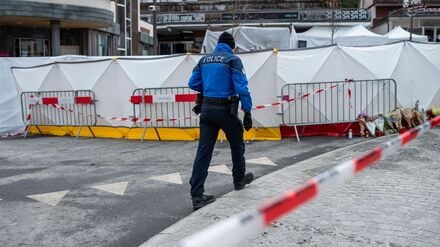 Ein Polizist der Walliser Kantonspolizei sicherte am 2. Januar den Bereich vor der abgesperrten Bar.