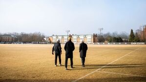 Bundestrainer Julian Nagelsmann (M) und DFB-Sportdirektor Rudi Völler (r) gehen über den Trainingsplatz auf dem Gelände der Privat-Universität Wake Forest im US-Bundesstaat North Carolina.