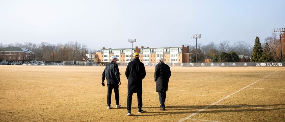 Bundestrainer Julian Nagelsmann (M) und DFB-Sportdirektor Rudi Völler (r) gehen über den Trainingsplatz auf dem Gelände der Privat-Universität Wake Forest im US-Bundesstaat North Carolina.