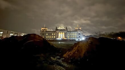 Erdhaufen einer Baustelle liegen vor dem Reichstag (Symbolbild).