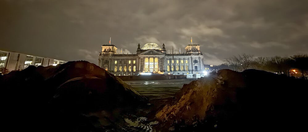 Erdhaufen einer Baustelle liegen vor dem Reichstag (Symbolbild).