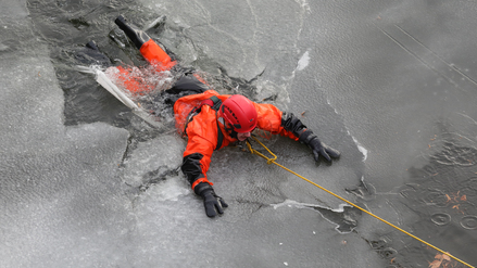 Die Feuerwehr Potsdam übte die Rettung einer im Eis eingebrochenen Person.