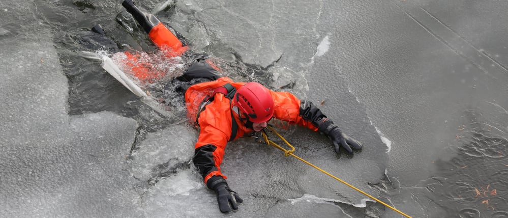 Die Feuerwehr Potsdam übte die Rettung einer im Eis eingebrochenen Person.