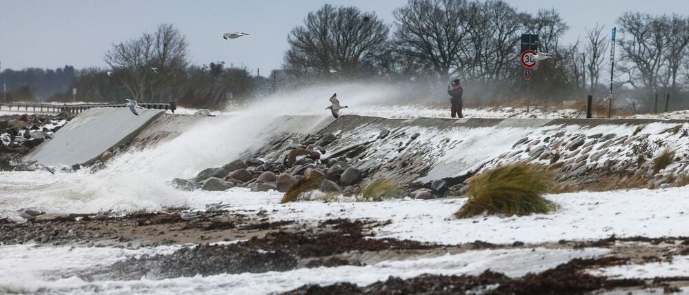 Wellen schlagen über das Ufer. Der Wintersturm „Elli“ hat Schleswig-Holstein erreicht.