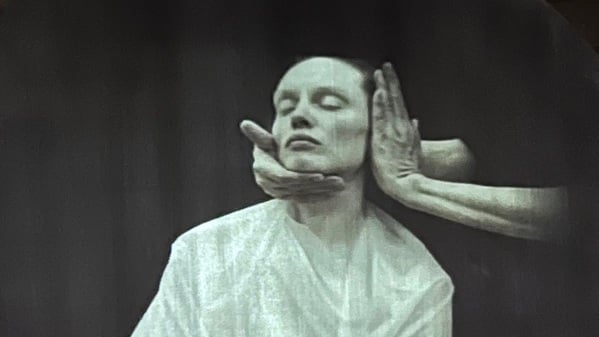 Göttlicher Eingriff oder schiere Gewalt? Dominik Lejmans „Reenactment 1 (mit Bianca O’Brien) erinnert an Patientinnen der Nervenheilanstalt auf der vor Venedig gelegenen Insel San Servolo. Um sie zu fotografieren, wurden in der Frühzeit ihre Köpfe festgehalten. 