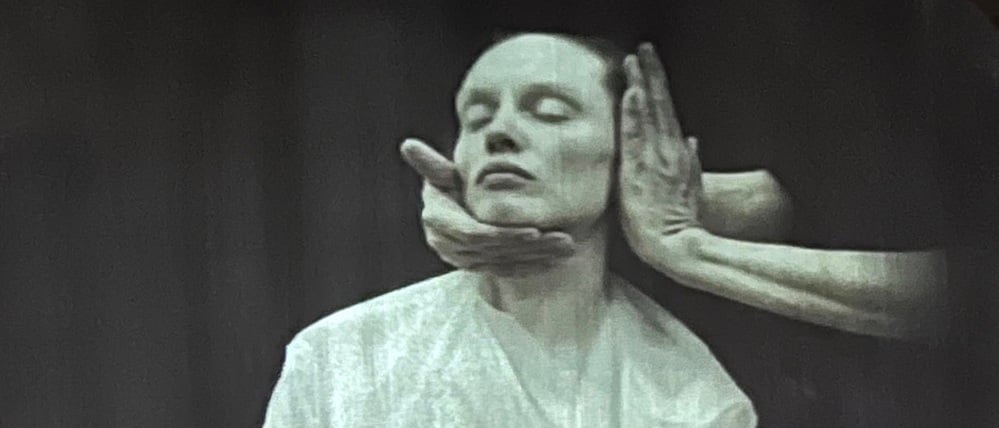 Göttlicher Eingriff oder schiere Gewalt? Dominik Lejmans „Reenactment 1 (mit Bianca O’Brien) erinnert an Patientinnen der Nervenheilanstalt auf der vor Venedig gelegenen Insel San Servolo. Um sie zu fotografieren, wurden in der Frühzeit ihre Köpfe festgehalten. 