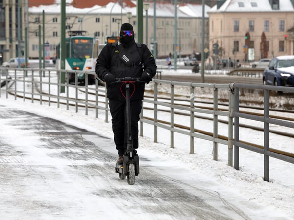 Winterwetter Potsdam. E-Scooterfahrer auf der Humboldtbrücke.