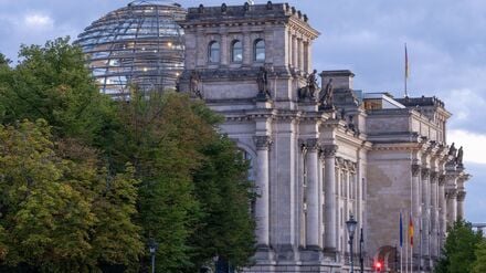 Führen Baumängel am Bundestag dazu, dass es dort stinkt? Vizepräsident Nouiripour beklagt das.