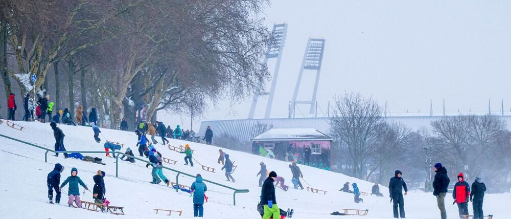 Schnee am Bremer Weserstadion. Das Bundesliga-Spiel zwischen Werder und Hoffenheim wurde abgesagt.