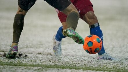Was ist die richtige Spielkleidung bei Kälte und Schnee? (Archivbild)