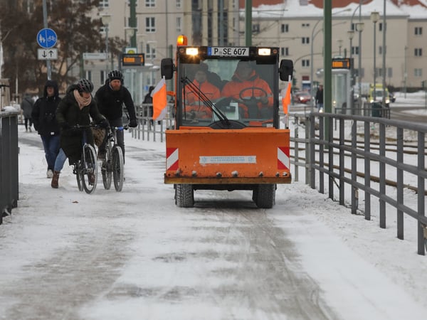 Winterwetter Potsdam. Räumfahrzeug auf der Humboldtbrücke.